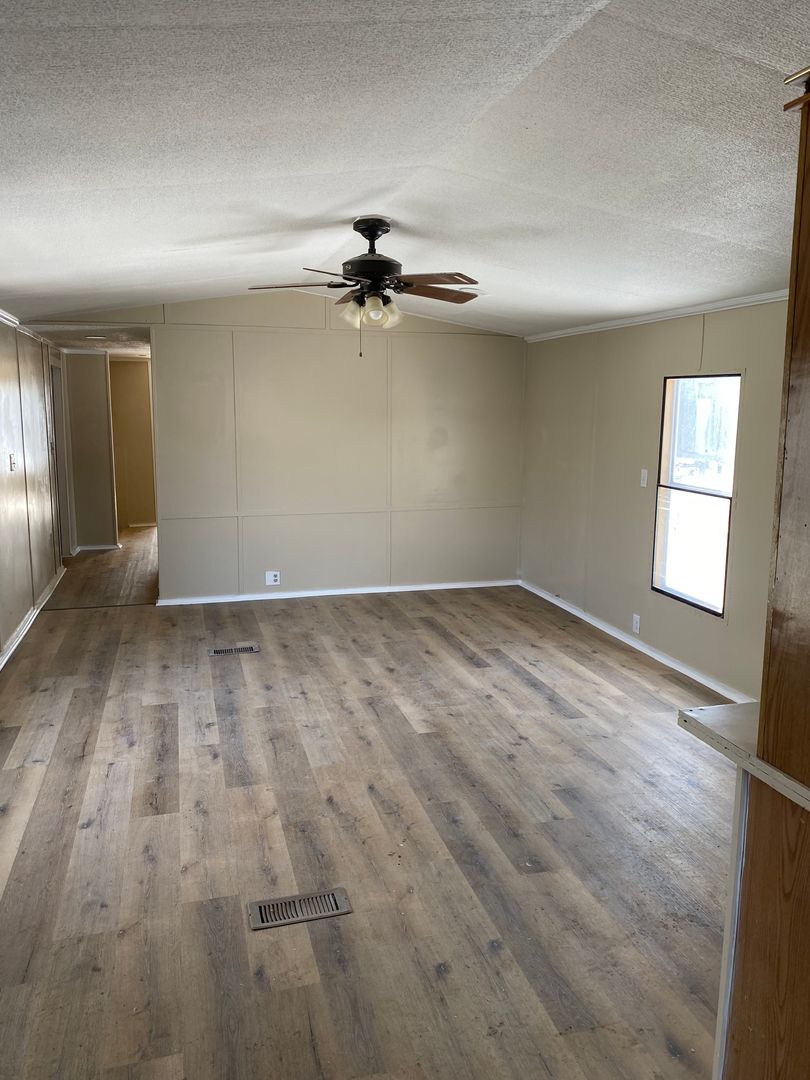 Flint Apartment: 5125 N Center Rd