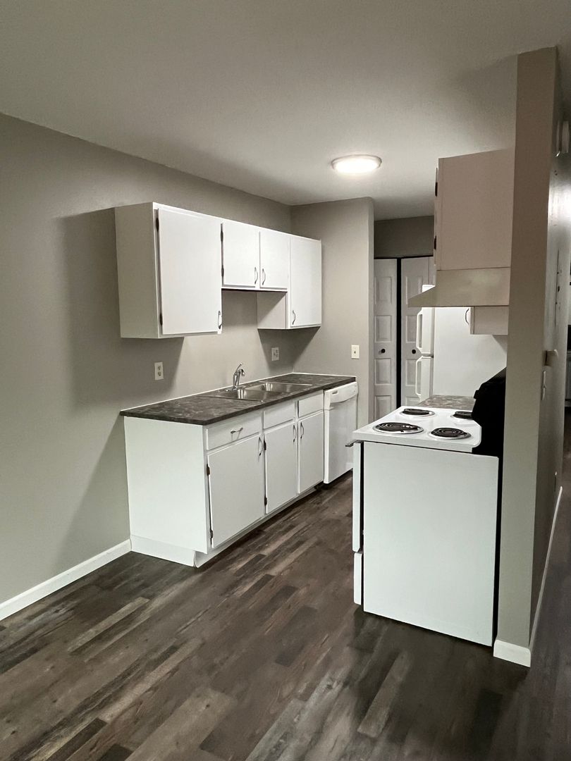 Hutchinson Apartment: 987 Echo Drive SE