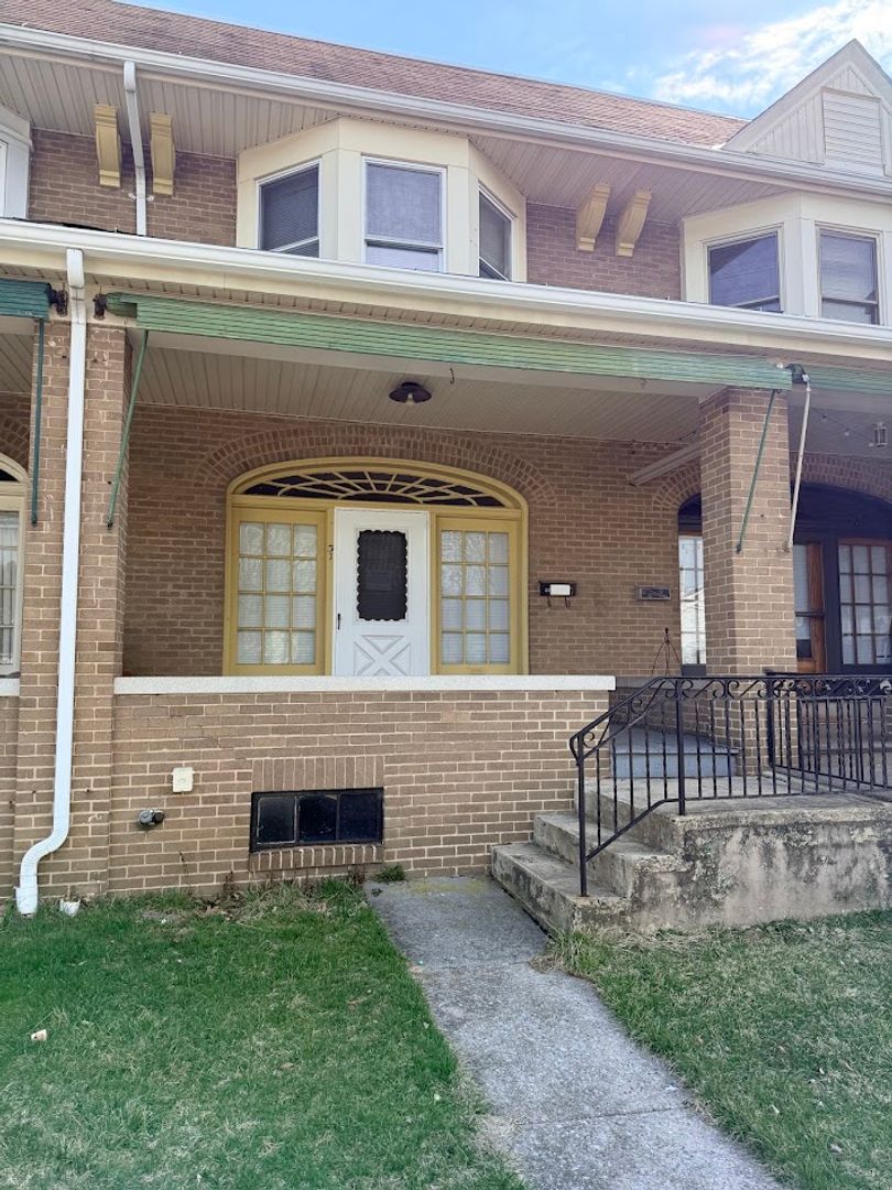 Tremont Townhome: 31 South Crescent Street