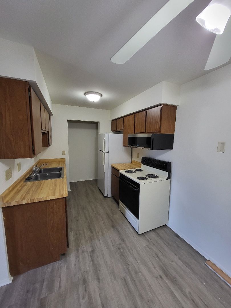 Pewaukee Apartment: 1323 Meadowcreek Dr.