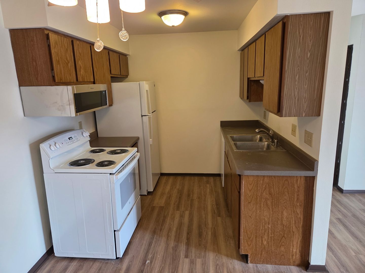 Pewaukee Apartment: 1323 Meadowcreek Dr.