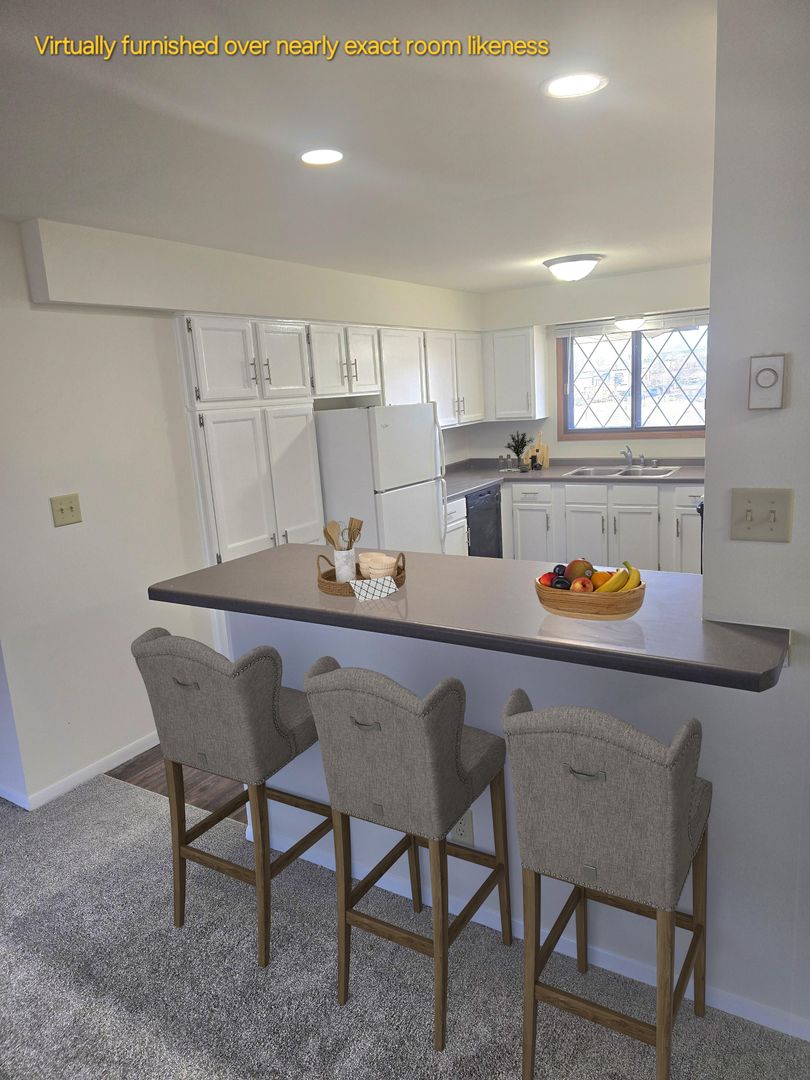 Pewaukee Apartment: 249 Meadowcreek Dr.