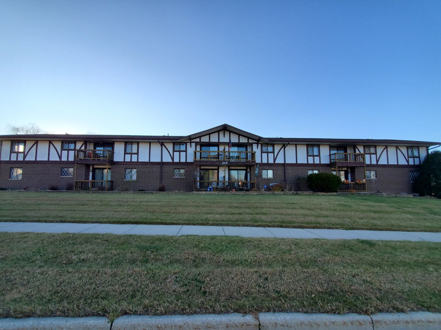 Pewaukee Apartment: 249 Meadowcreek Dr.