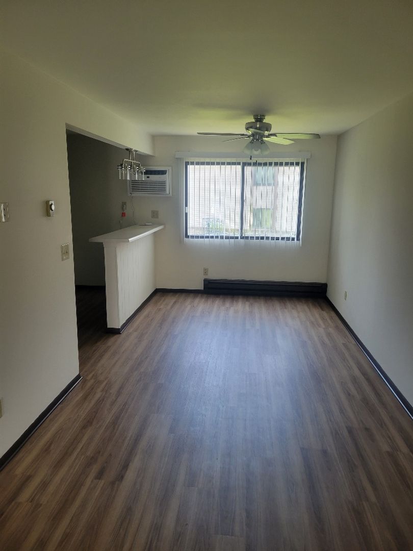 Pewaukee Apartment: 1357 Meadowcreek Dr.