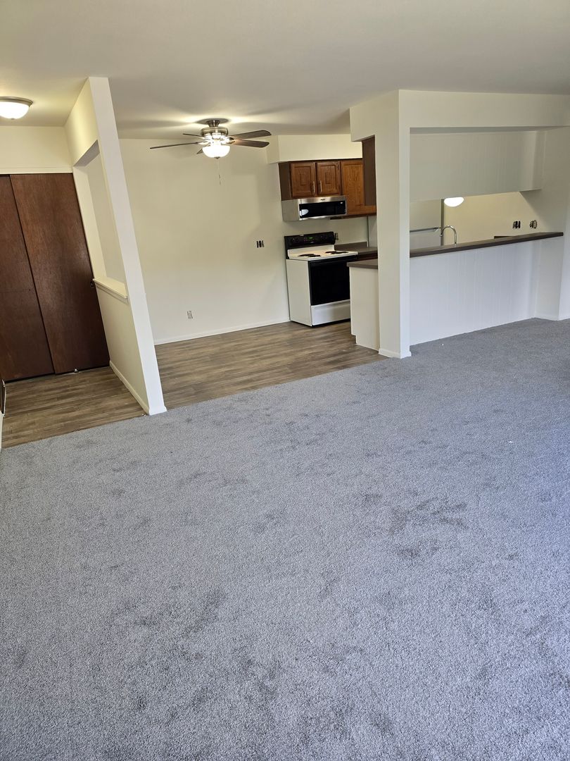 Pewaukee Apartment: 1393 Meadowcreek Dr.