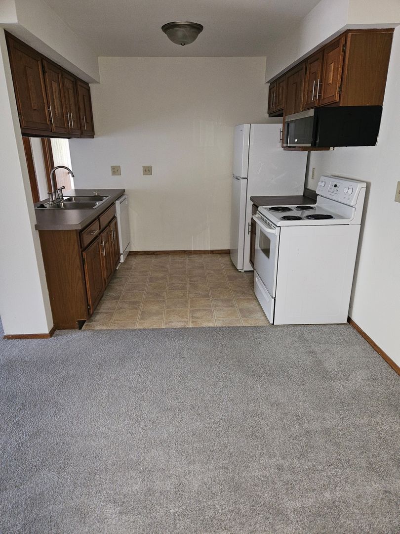 Pewaukee Apartment: 1385 Meadowcreek Dr.