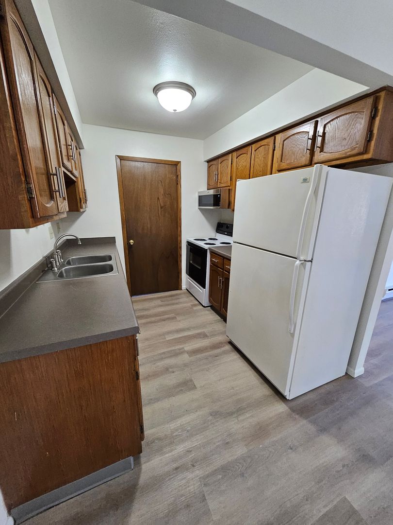 Pewaukee Apartment: 1328 Meadowcreek Dr.