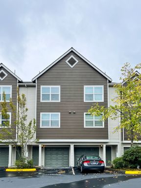 Lynnwood 3 Bedroom Townhome with Garage & Pool – photo 1