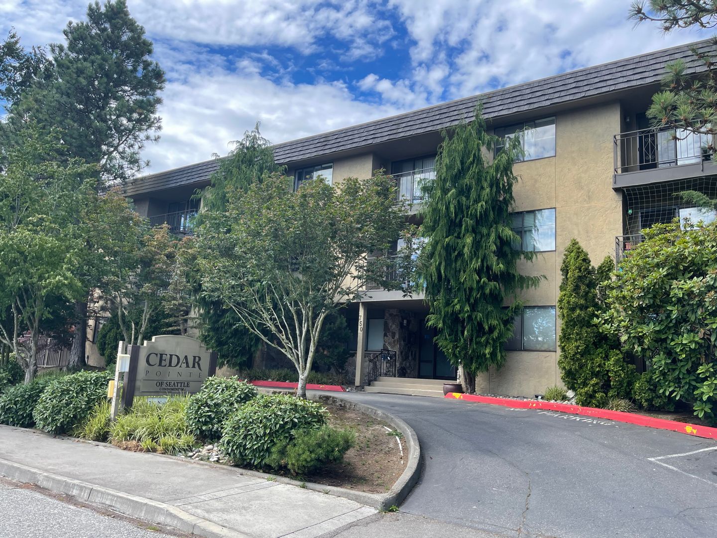  Spacious Condo in North Seattle!