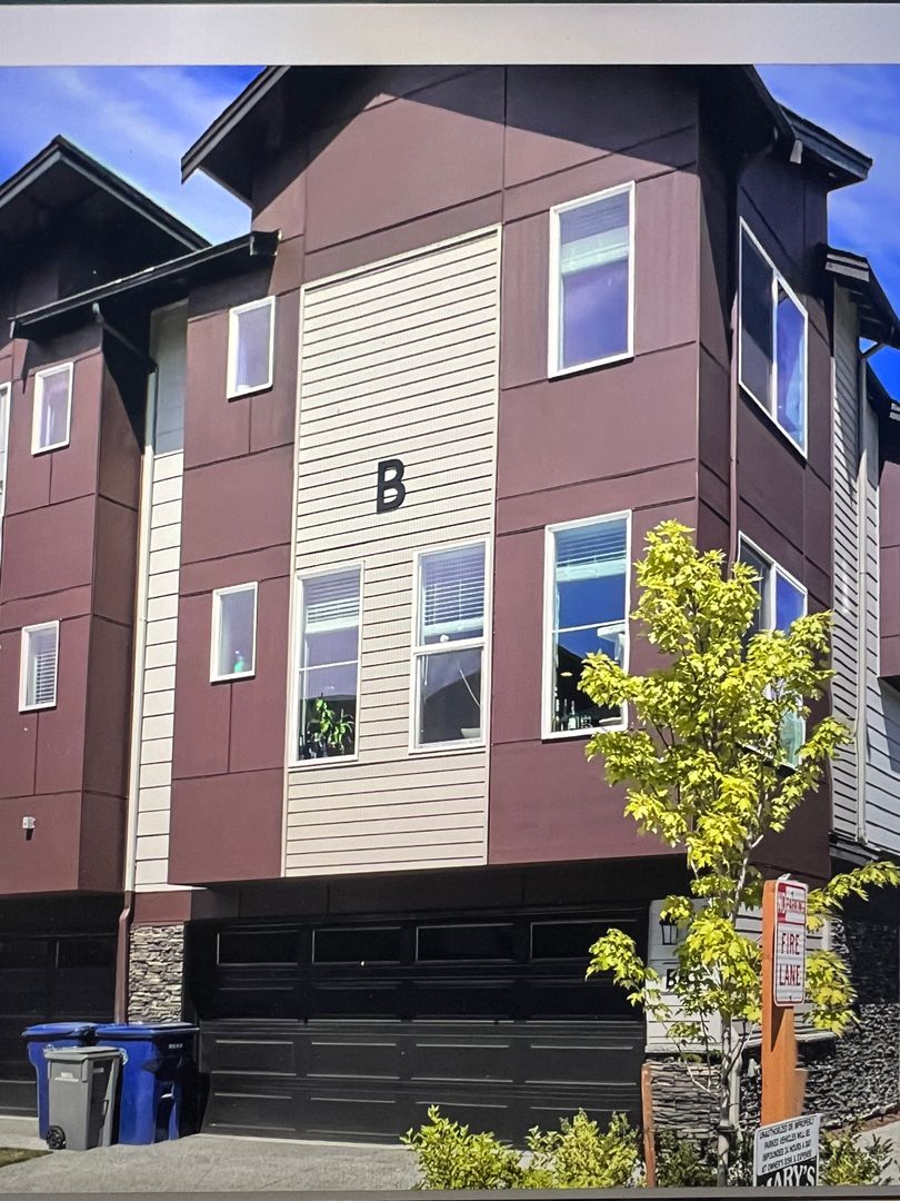 Exceptional 4 Bed 3 Bath Townhome on corner lot. $1650 Off