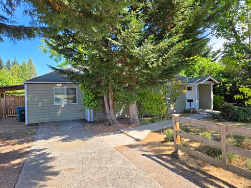Beautiful Shoreline Home with Easy Light Rail Access – photo 1