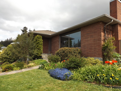 Beautiful View Home in Broadview. Available Now! – photo 1