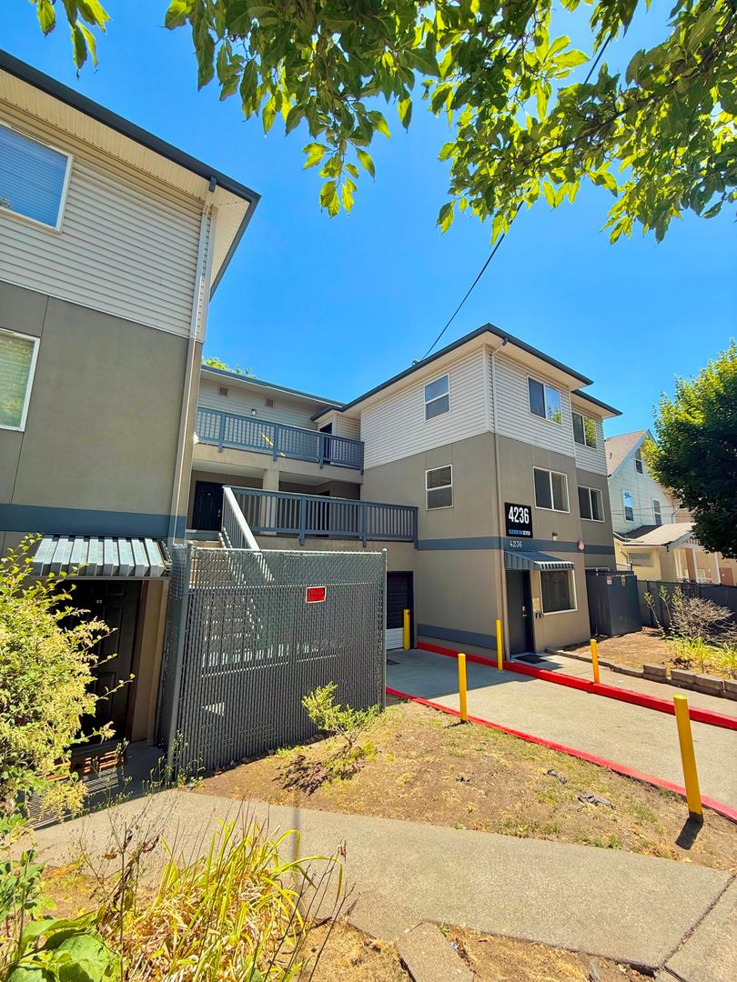 4236 TM Montlake Villas LLC 2 of 26