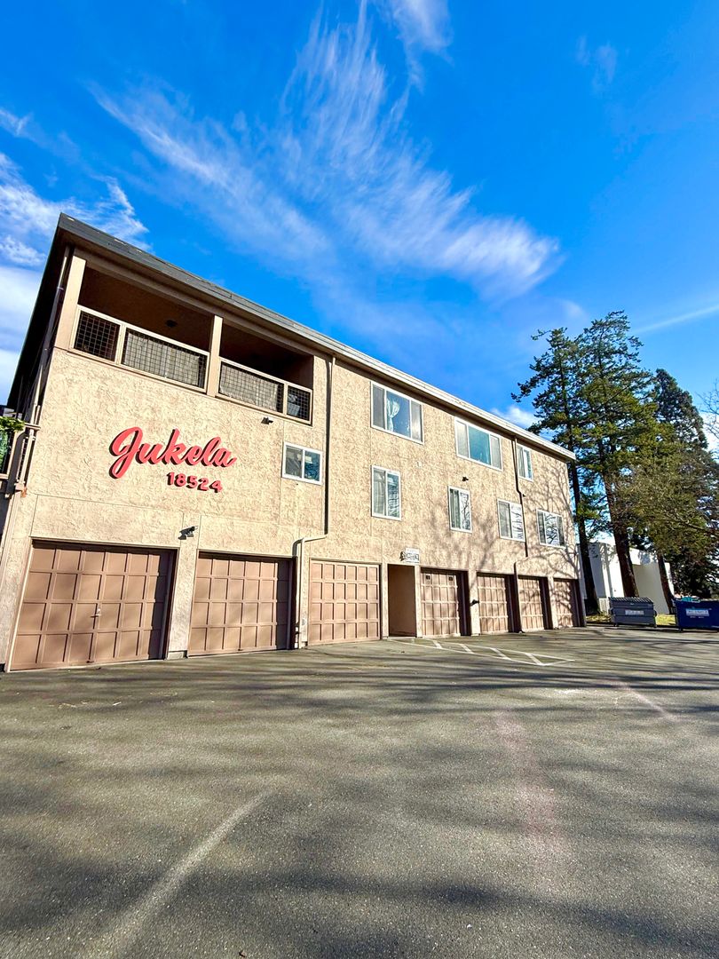 Shoreline Apartment: 18524 Linden Ave N