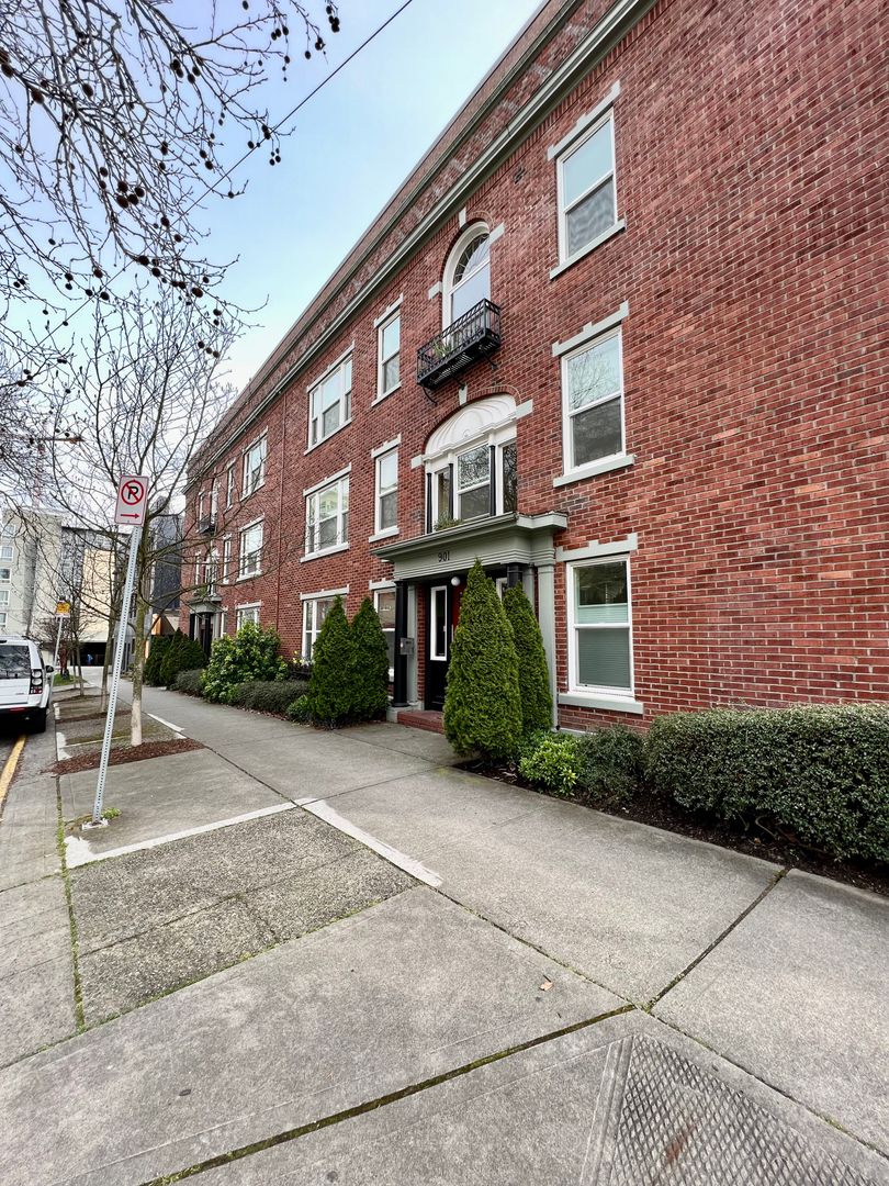 Seattle Condo: 901 NE 43rd St Unit 201
