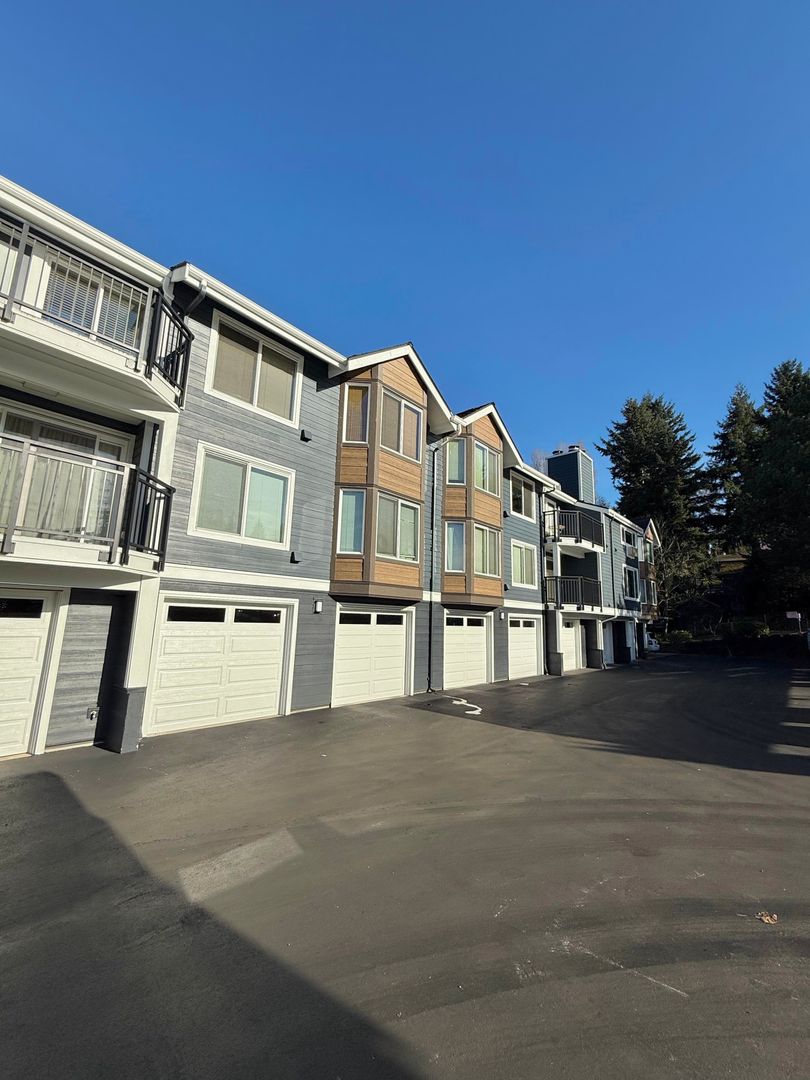 Seattle Condo: 150 NE 95th St, Unit 202