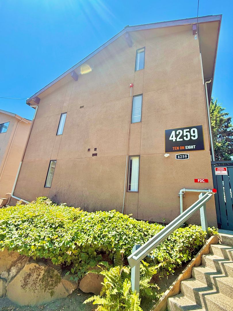Seattle Apartment: 4259 8th Ave NE - Unit 7