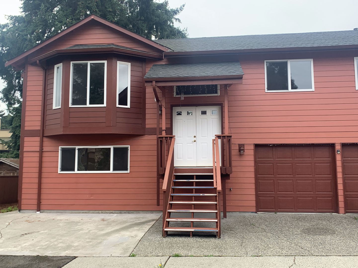 Split Level 4-bedroom, 3-bathroom Home in Shoreline!