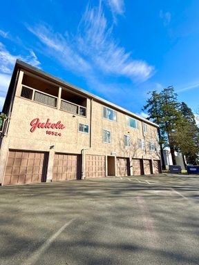 1-Bedroom Apartment in Convenient Shoreline Location – photo 1