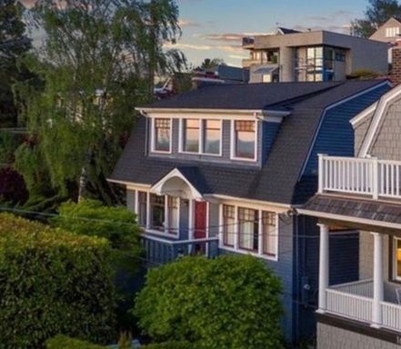 Stunning Queen Anne Colonial! – photo 1