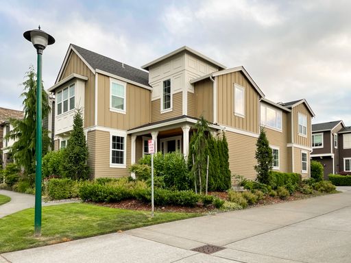 Four Bedroom Issaquah Highlands Corner Lot Home! – photo 1