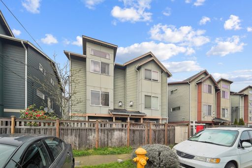 Stylish 3-Bed, 2.5 bath Townhome in Greenwood – photo 1