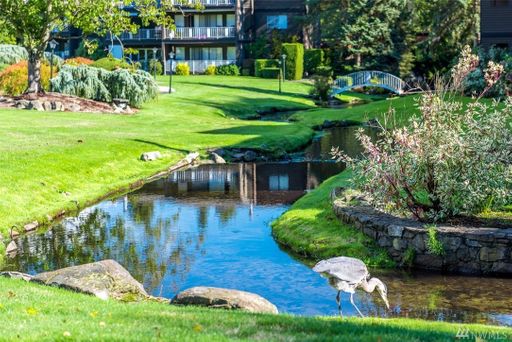 Large Private Condo with Park-Like Setting. Walk to Golf! – photo 1