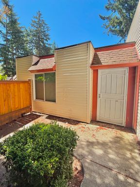Spacious 2 Bed 1 Bath Fairwood Condo – photo 1