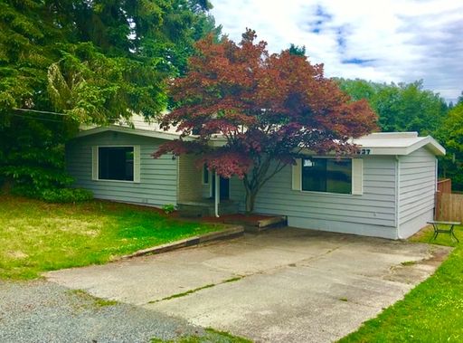 Beautiful Shoreline Home with Huge Yard! – photo 1