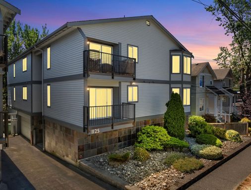 Top Floor 2-Bed Condo with Garage Parking – photo 1