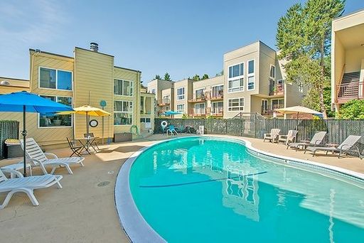 Beautiful Condo Near Magnuson Park – photo 1