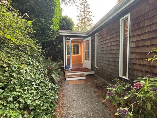 A One-of-a-Kind Mid-Century Gem in Fauntleroy – photo 1