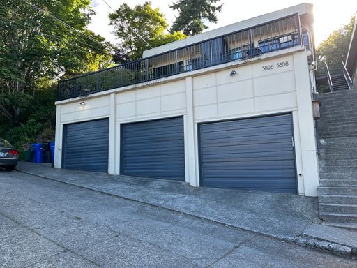 Great Location, Stunning Views, Private Garage & Pets Welcome! – photo 1