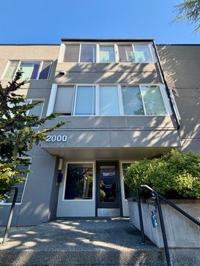 Bright and Spacious 1-Bedroom with separate Den/Office on the Magnolia/Interbay Border – photo 1