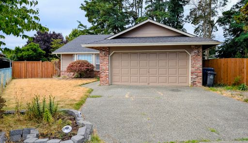 In-Town 3 Bedroom House with Garage – photo 1