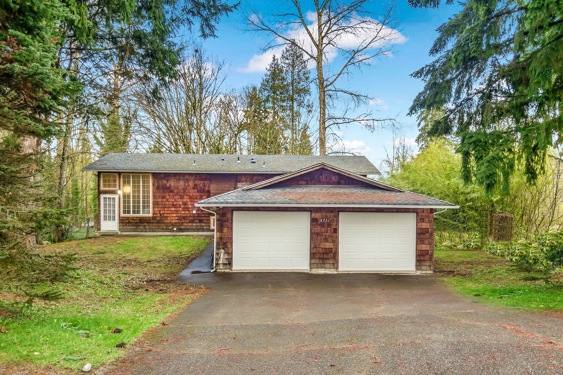 Eastmont Duplex with large fenced yard and Mountain Views