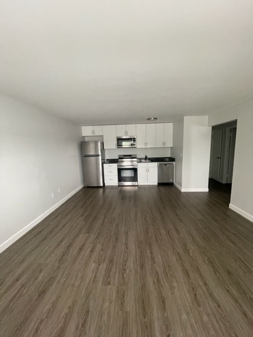 Stratford Apartment: 1126 Stratford Avenue
