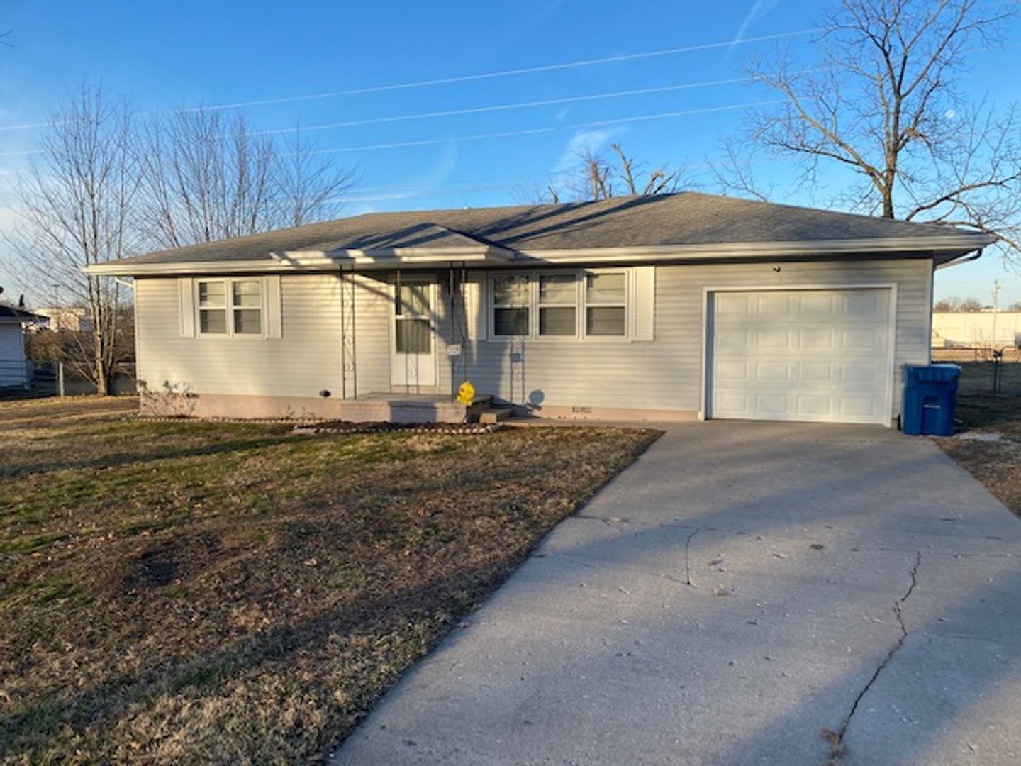 Nixa House: 305 N Delaware