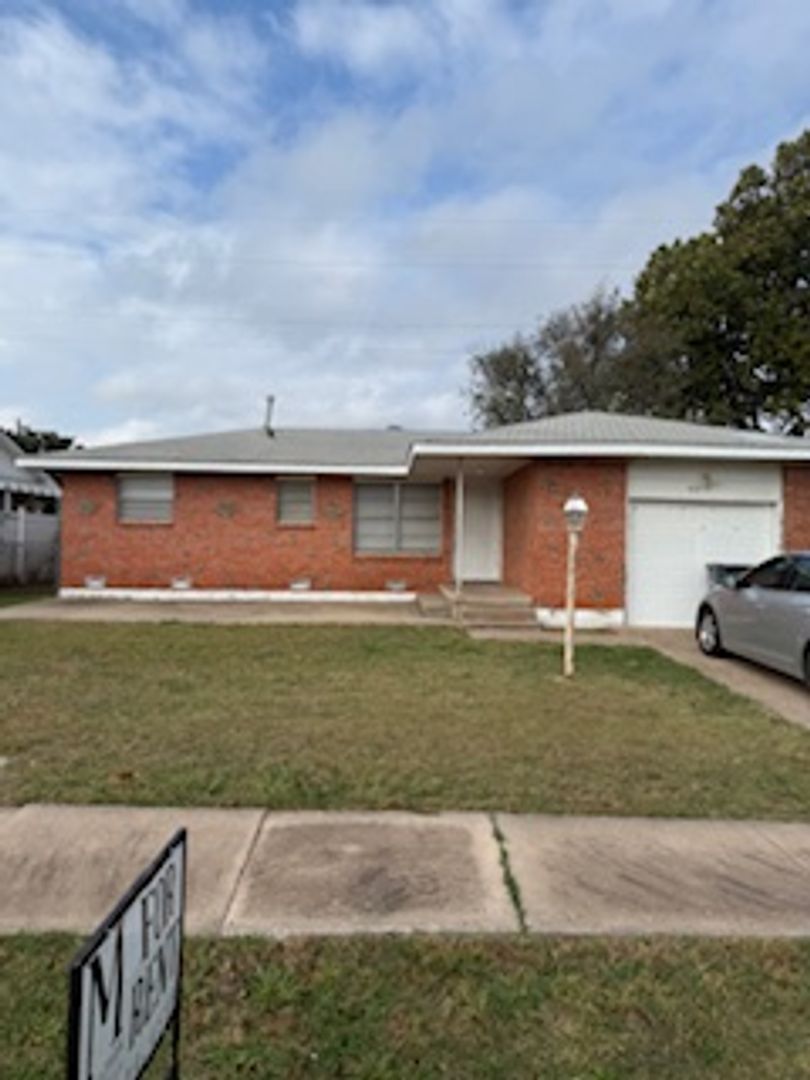 LAWTON House: 3012 NE PIONEER