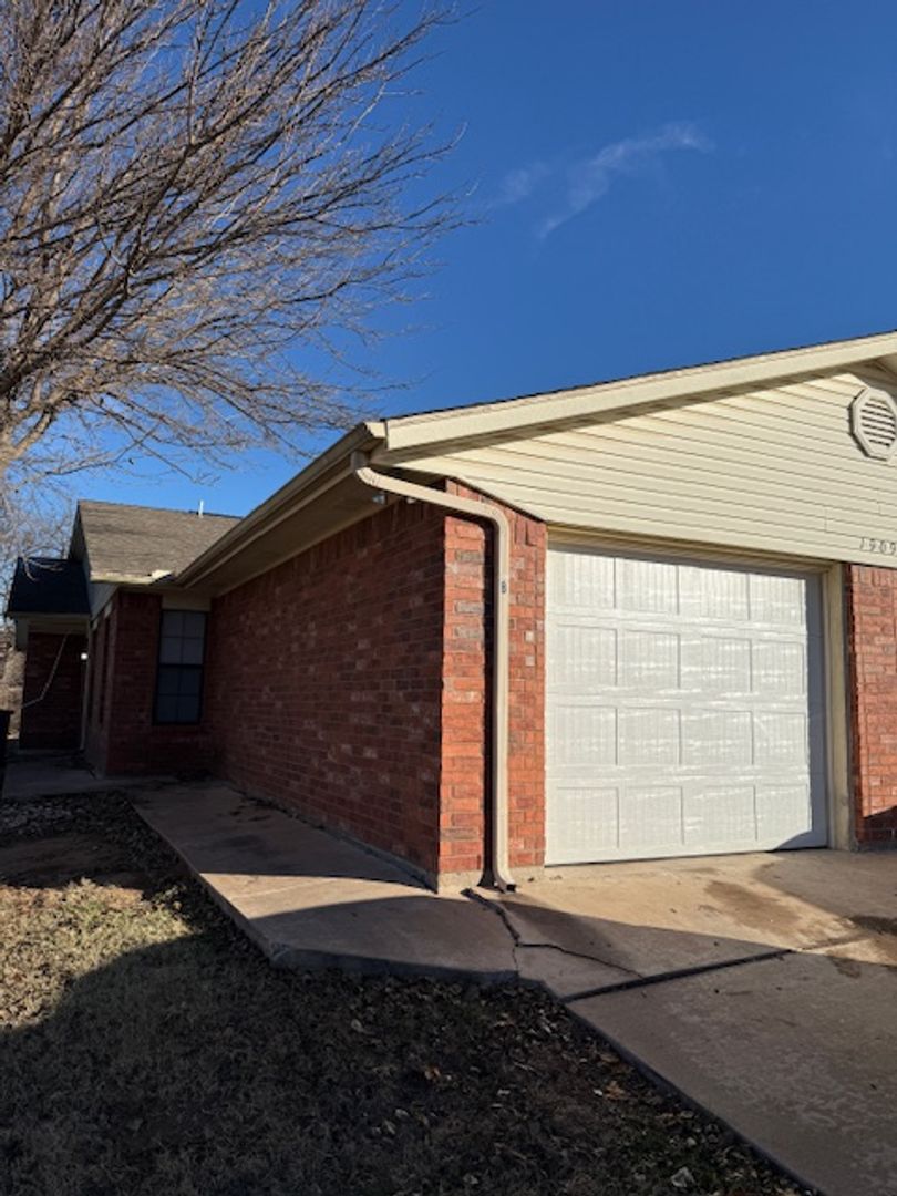 LAWTON House: 1909 E AVE B SIDE