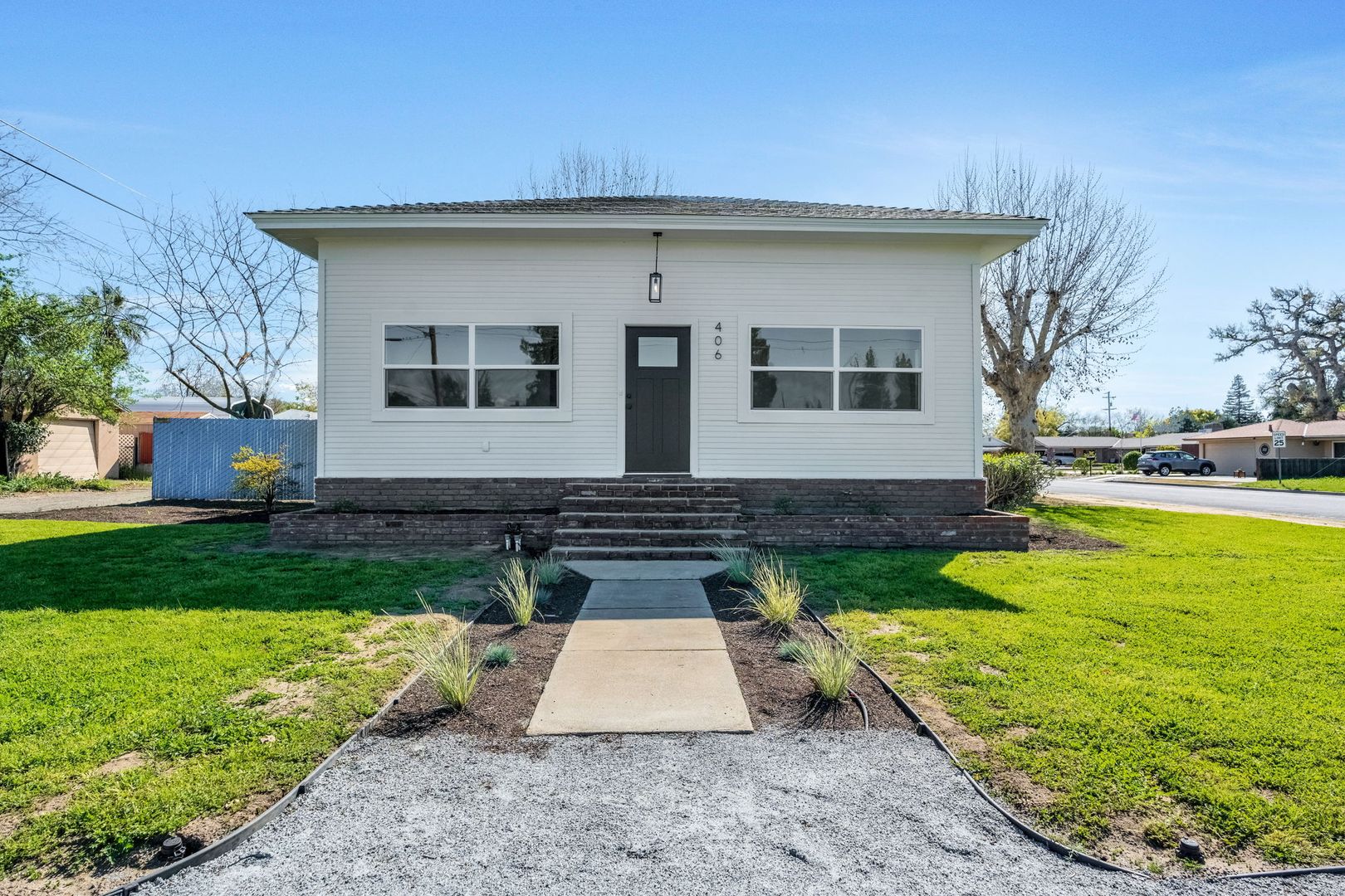 Clovis House: 406 Sierra Ave