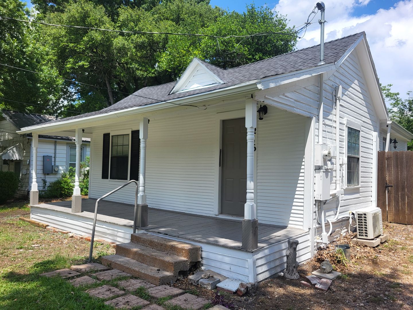 Waxahachie House: 216 Highland Avenue