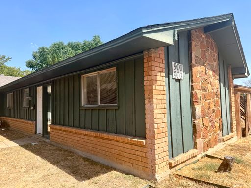 901 Redbird Dr – photo 1