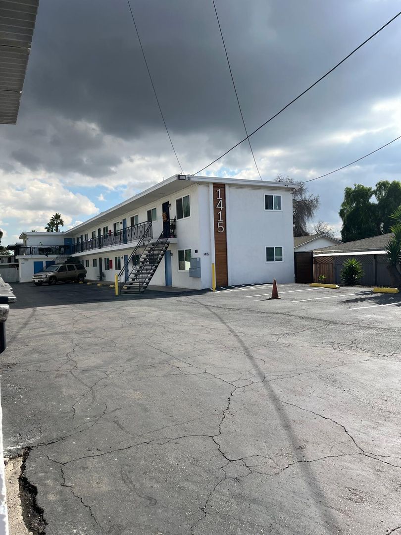 Imperial Beach Apartment: 1416 HOLLY AVE