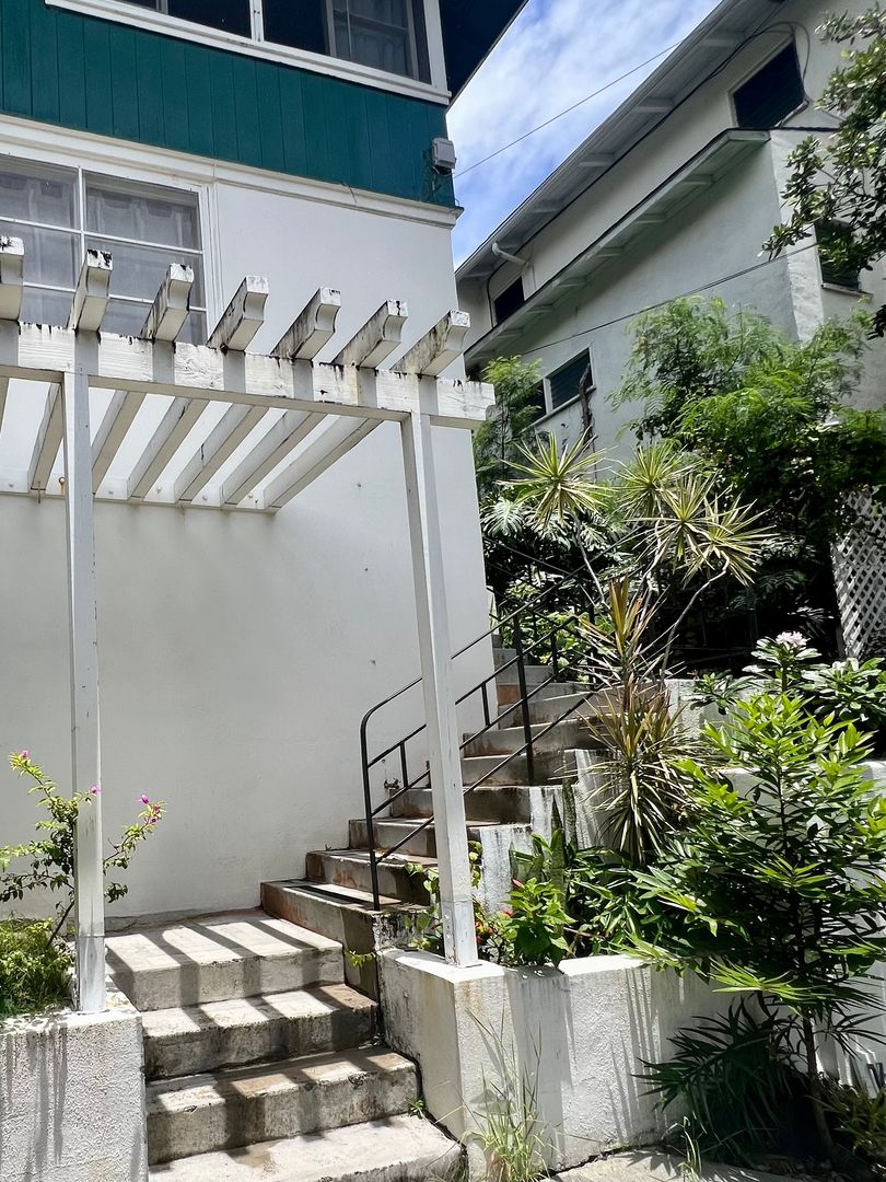 Honolulu House: 1649A 10th Avenue - Lower 1 Bed