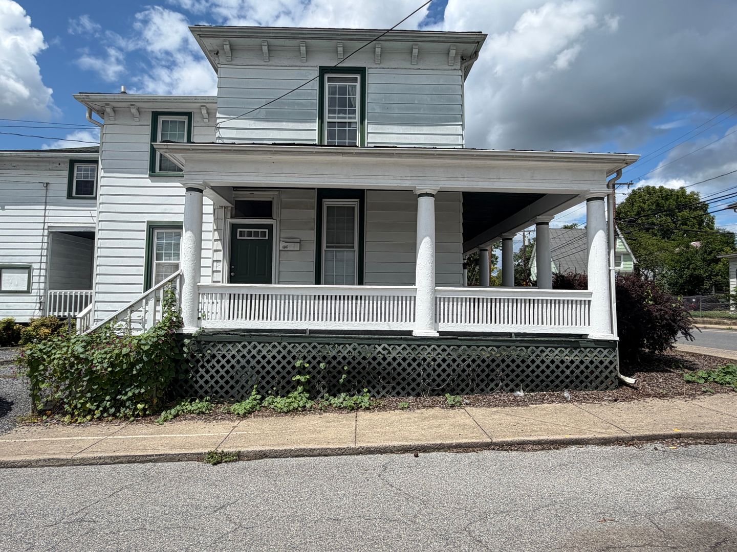 Staunton House: 702 Nelson Street