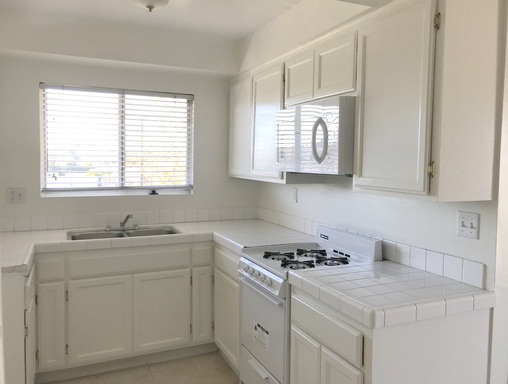 Spacious & Bright Upper End Unit – photo 1