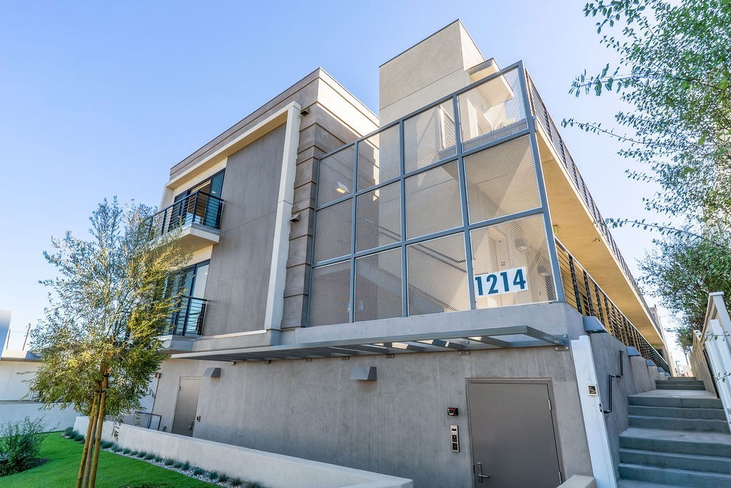 Manhattan Beach Apartment: 1214 Tennyson St.