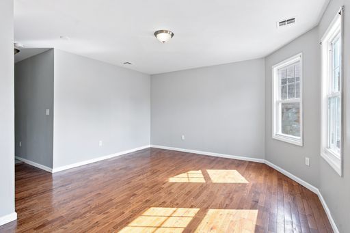 Apartment for Rent – 3-Bedroom Unit in East Orange – photo 1