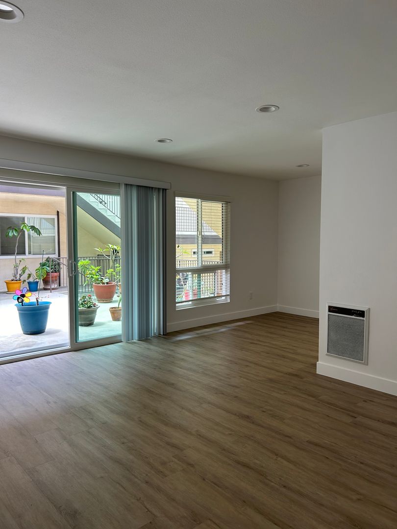 Redondo Beach Apartment: 622 S Broadway